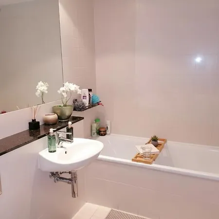 Cozy Private In Shared Near Center, Secure And Peaceful Apartment